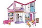 Barbie Casa de Muñecas Malibú - Casa Transformable de 2 Plantas con 6 Habitaciones - Más de 25 Piezas - Ancho: 60 cm - Regalo para Niños de 3+ Años
