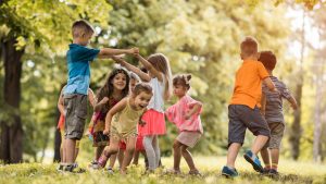 11 formas divertidas de hacer que sus hijos participen en el jardín año tras año