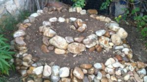 Cómo construir una espiral de hierbas en su jardín (y por qué debería hacerlo)