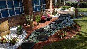 Cómo crear un jardín delantero de mantenimiento contemporánea y baja