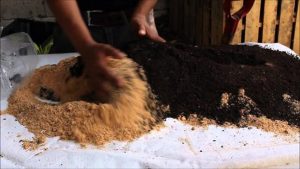 Cómo usar una horquilla para promover un buen drenaje en su jardín