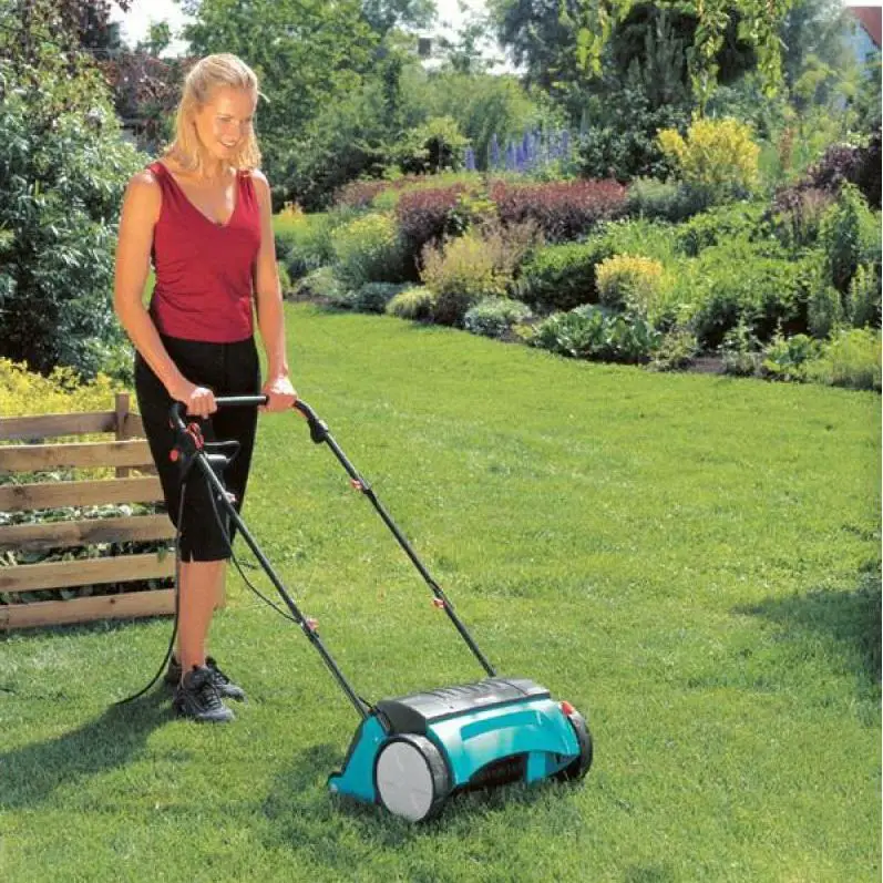 Lo que es un escarificador de césped es y cómo usarlo Consejos para