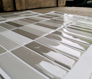 Paquete de 10/ pegatinas adhesivas para azulejo con efecto mosaico en color crema y marr/ón imitaci/ón de piedra Pegatinas auto adhesivas de tama/ño 14,9 x 14,9 cm.