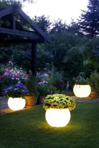 14 ideas creativas para iluminar el jardín