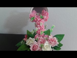 Cómo crear una cascada de flores con un jarrón volteado