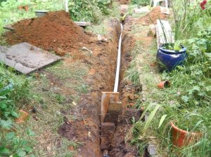 ¿Cómo drenar la tierra de un jardín?