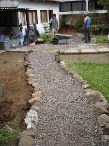 Cómo hacer un camino de entrada de grava en el jardín