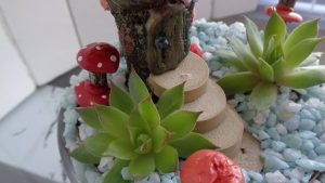 Cómo hacer una mesa decorada con un mini jardín