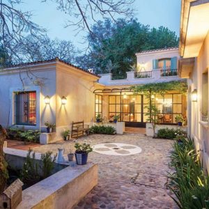 Jardines de casas coloniales y contemporáneas.